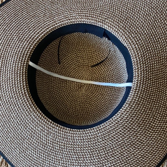 EUC Beach hat w/bow - Picture 3 of 3